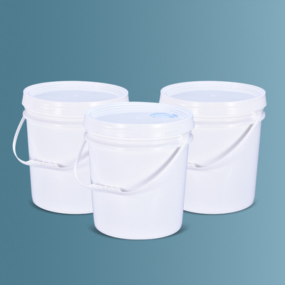 Bottile d'acqua in plastica bianca rotonda e ecologica con maniglia e coperchio per acqua/latte/vino