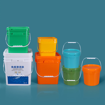 Bottine di plastica di 10 litri e 20 litri bianche chiare.
