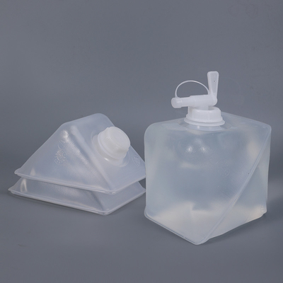 Contenitore di acqua ecologico da 2 litri di plastica pieghevole morbida con tappo del rubinetto